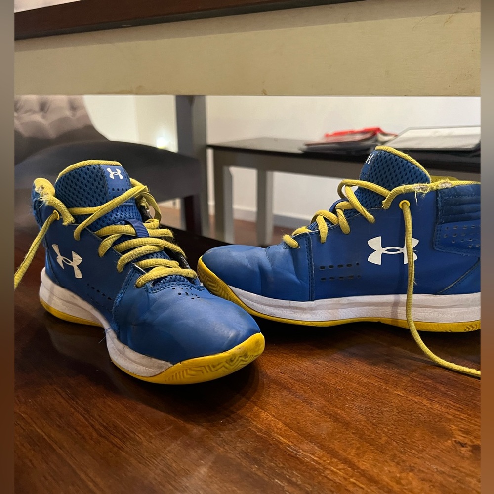 Boys size 3 Stephan curry tennis shoes